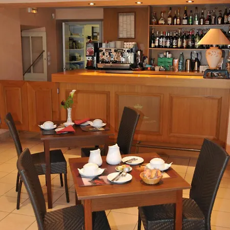 Logis Hotel L'Ange Couronne-2
